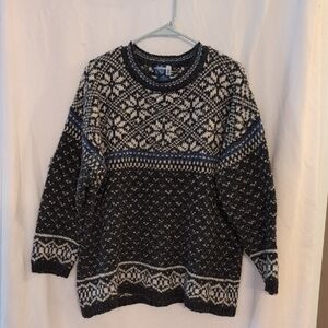 Women's Black and White Patterned Sweater